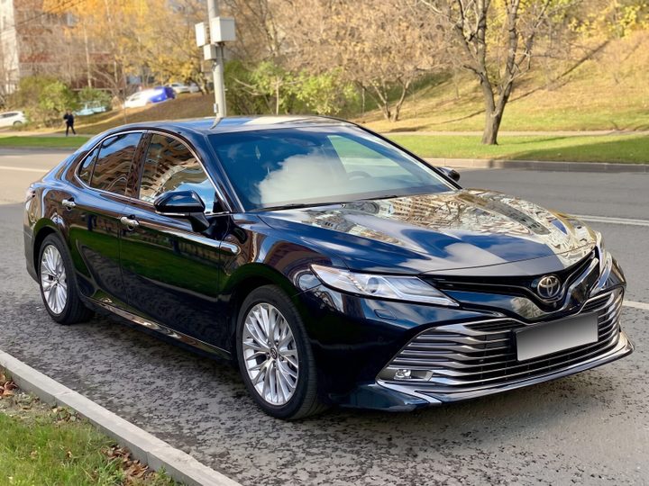 Toyota Camry VIII (XV70) с водителем